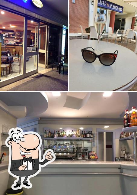 Guarda la foto che raffigura la interni e esterno di Caffè Planet