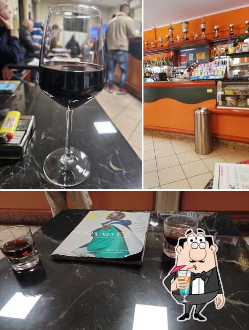 Questa è la immagine che mostra la bevanda e cibo di Bar Cavour
