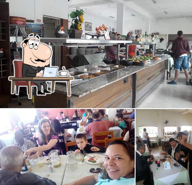 A interior e mesa de jantar do restaurante