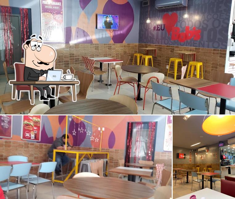 Sente em uma das mesas no Bob's Burger - Drive Paraíba