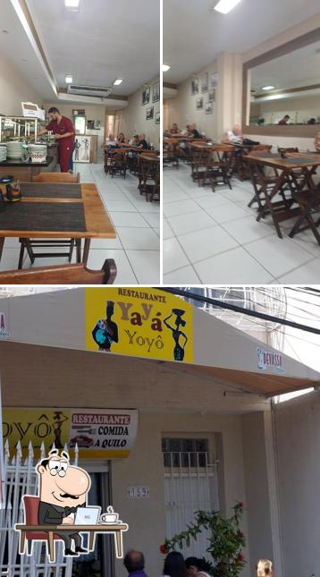 Sente em uma das mesas no Restaurante Yayá Yoyô
