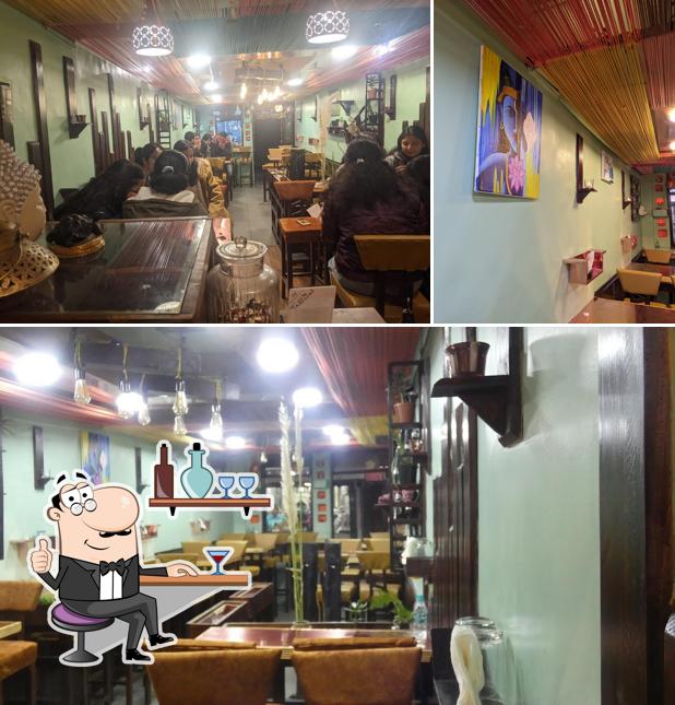 Take a seat at one of the tables at De Bubu's Treats