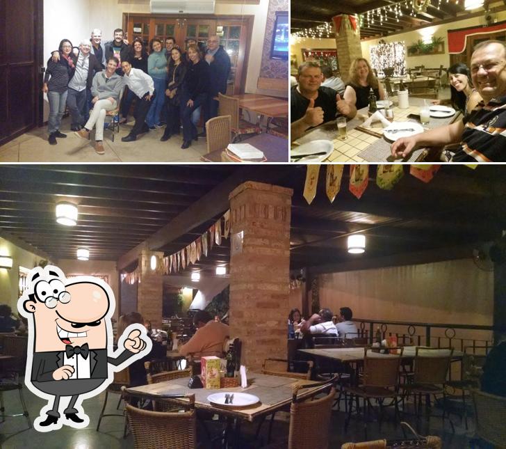 Sente em uma das mesas no Ateliê da Pizza