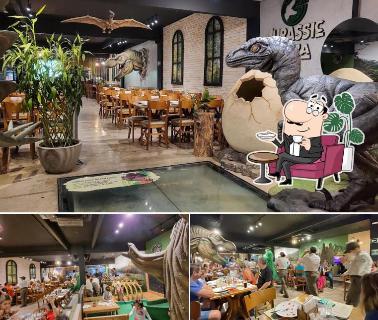 Sente em uma das mesas no Jurassic Pizza