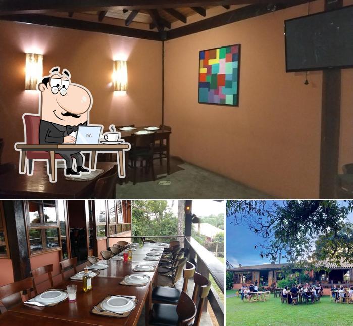 Sente em uma das mesas no Granjota Pizzaria Grill