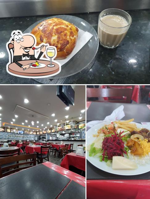 A comida e bebida do restaurante