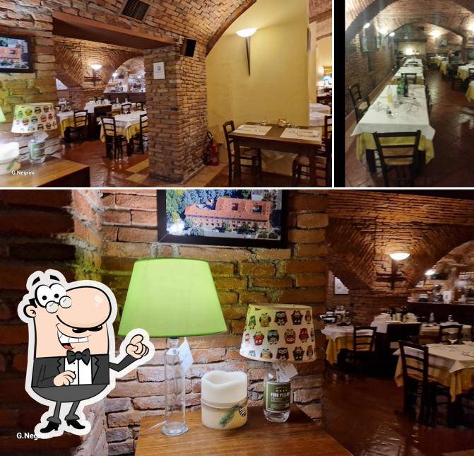 Guarda la foto che raffigura la interni e tavolo da pranzo di Osteria e Vini da Noi