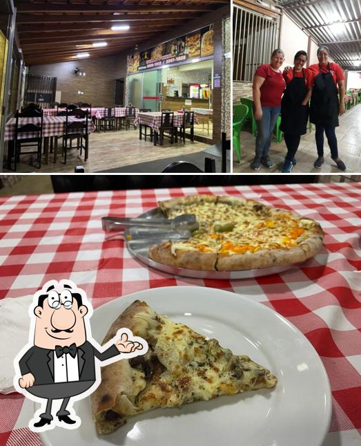 Sente em uma das mesas no Pizzaria Bella Pizza