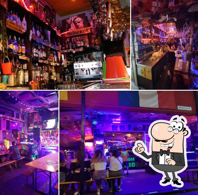 Siediti a un tavolo di Pub Red Devil Motors