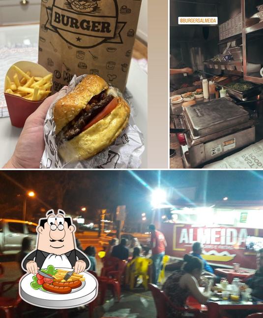A imagem do Almeida Burgers e Fritas’s comida e exterior