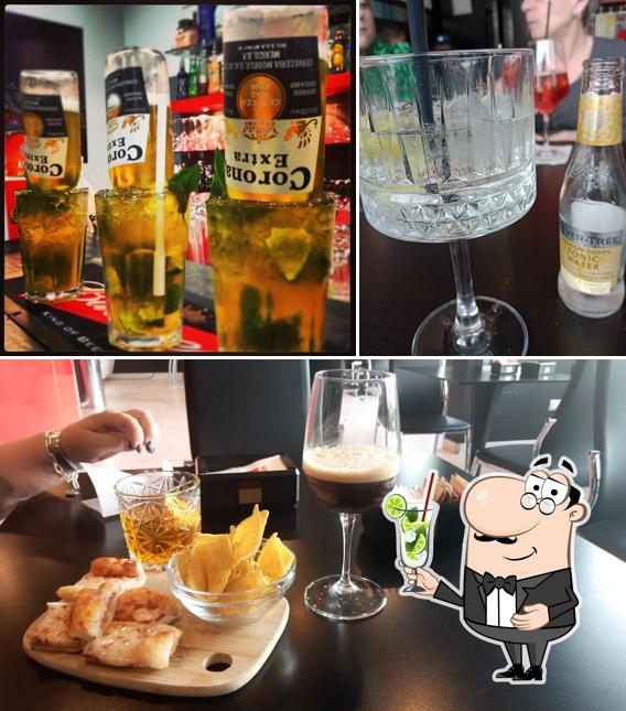 Goditi un drink a Bar "On the Rocks"