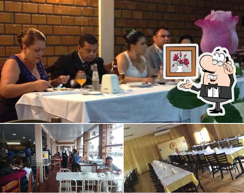 Sente em uma das mesas no Churrascão Gaúcho