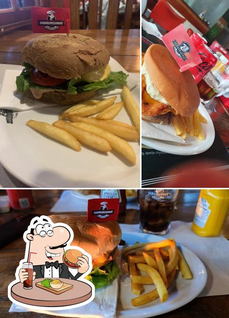 Experimente um dos hambúrgueres servidos no Hamburguinho-Vinhedo
