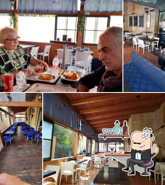 Siediti a un tavolo di Caffé del corso