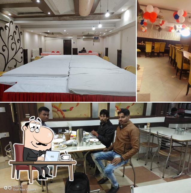 The interior of Davendar Vaishno Bhojnalya