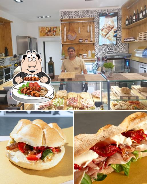La immagine di cibo e interni da FUGASSA - il tipico panino italiano - focacceria e panineria