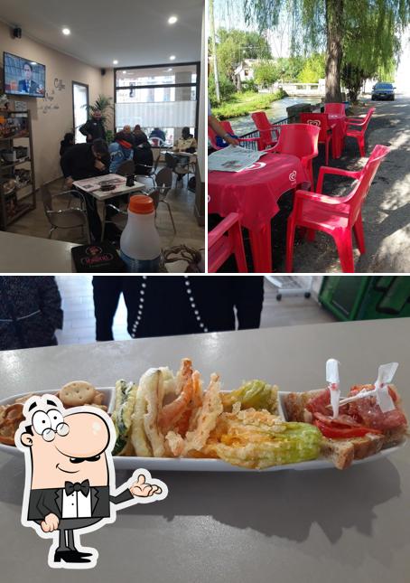 Guarda la immagine che presenta la interni e cibo di Caffe' Bar Intervera