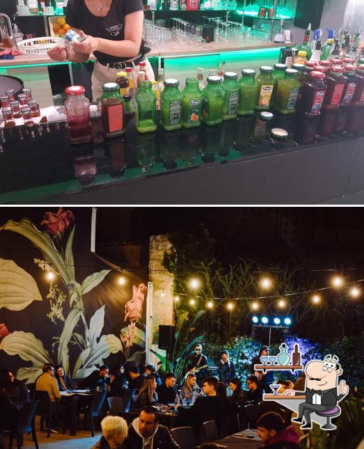 Dai un'occhiata agli interni di MOOD CAFÈ