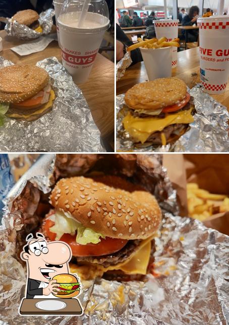 Essayez l'un des hamburgers servi à Five Guys Milan Centrale