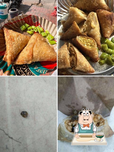 Samosa at RAJU PATTI SAMOSA (Tanaji painter gali )