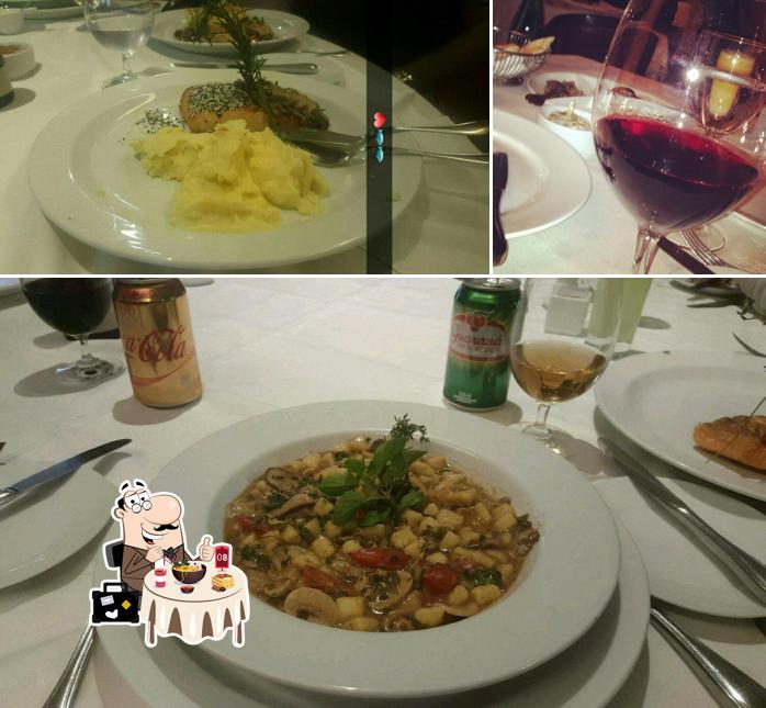 Dê uma olhada a ilustração mostrando comida e vinho no Lake's Restaurante Asa Sul: Feijoada, Massa, Risoto, Drinks, Vinho Brasília DF