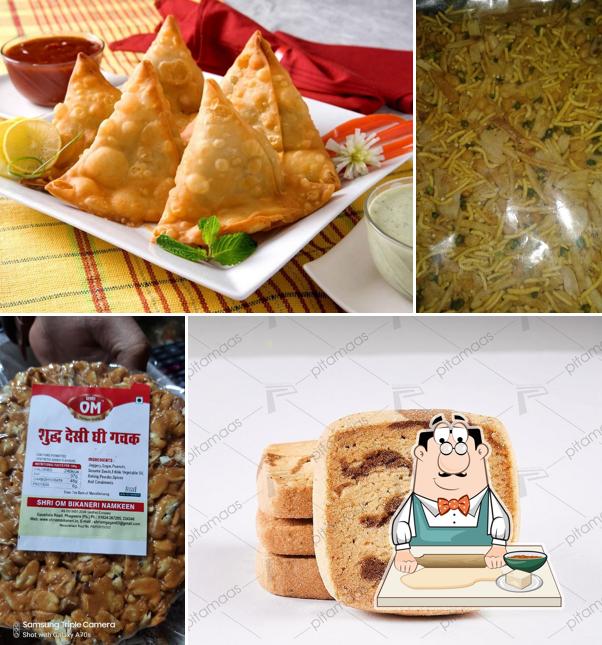 Samosa at Shriom Bikaneri Namkeen Bhandar
