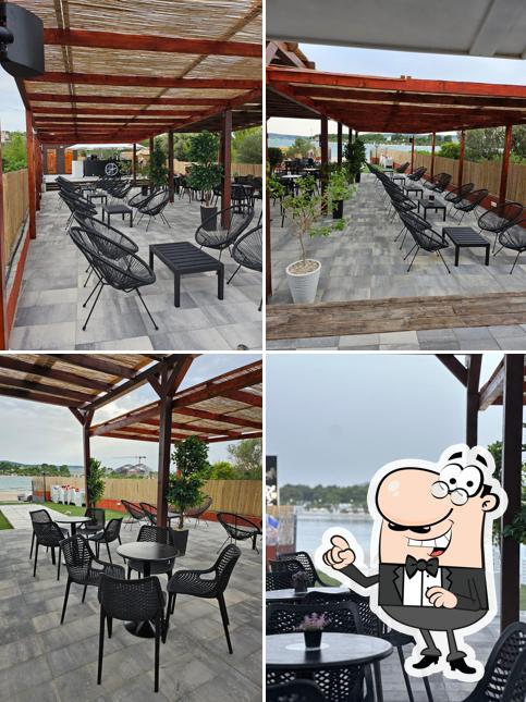 Siediti a un tavolo di Beach Bar Bava