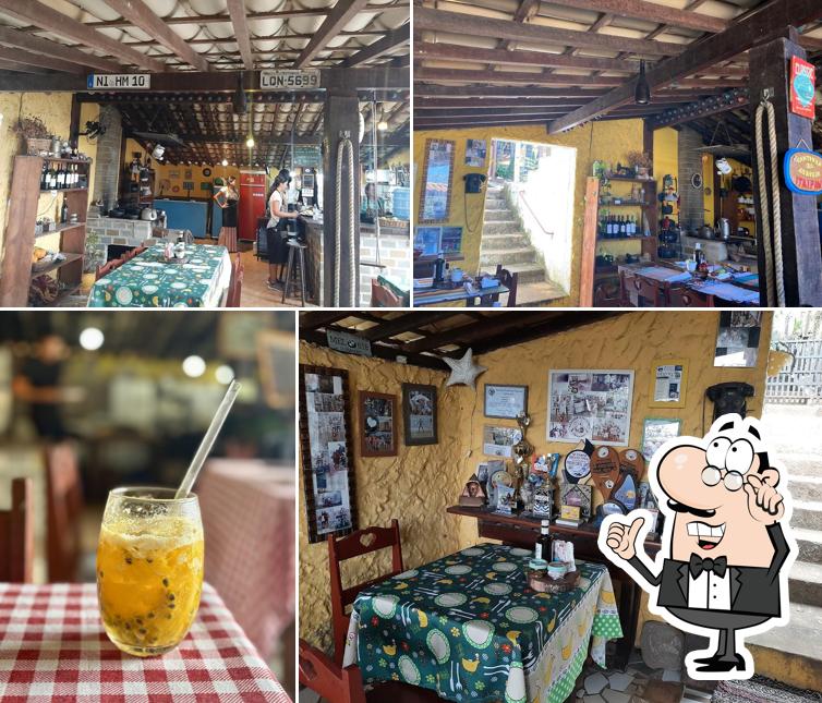 Sente em uma das mesas no Garagem Restobar