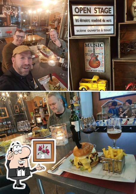 Questa è la foto che presenta la interni e cibo di Ice Café