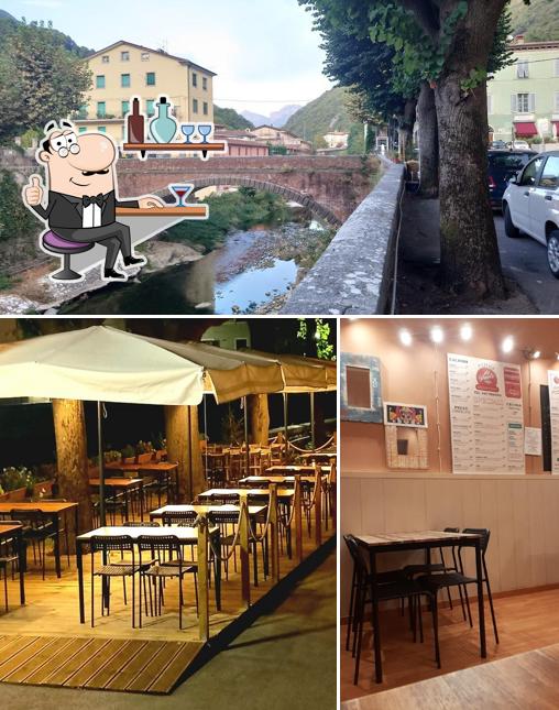 La foto di interni e pizza da Pizzeria da Paolo