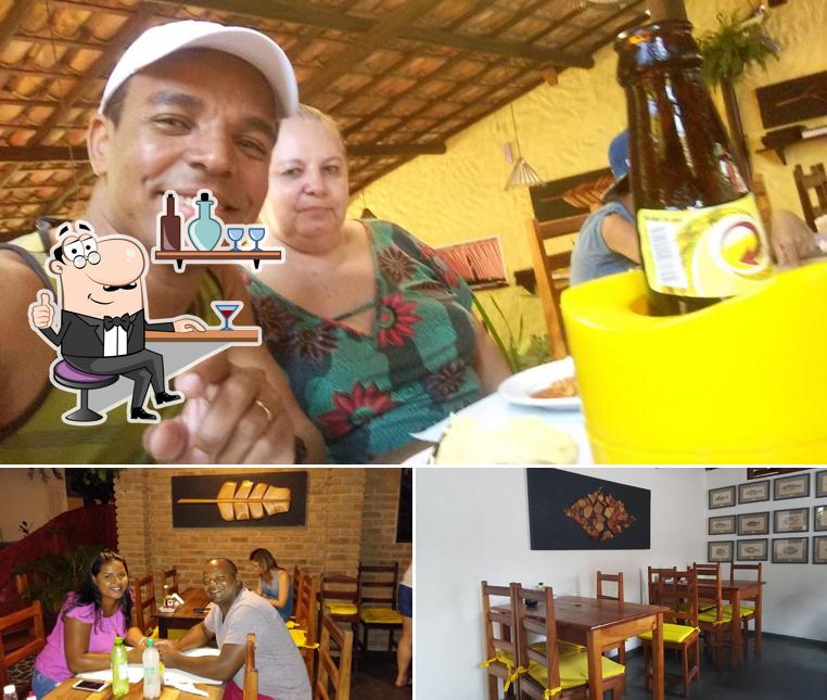 Sente em uma das mesas no Manguti