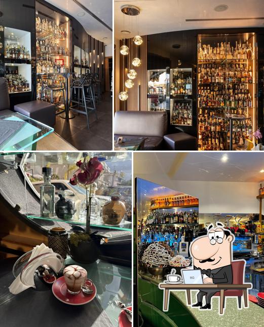 Siediti a un tavolo di NERO CAFE'