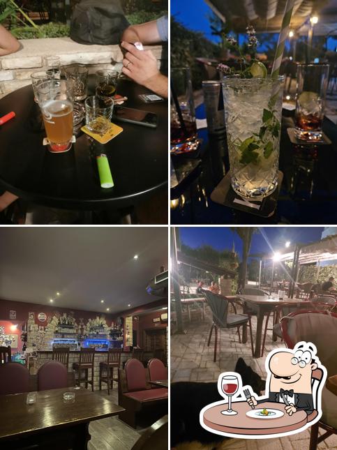 Guarda la foto che presenta la cibo e interni di Moonshiners Pub
