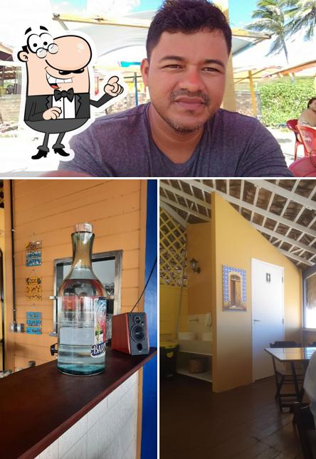 Sente em uma das mesas no Restaurante Alô Alô Marciano