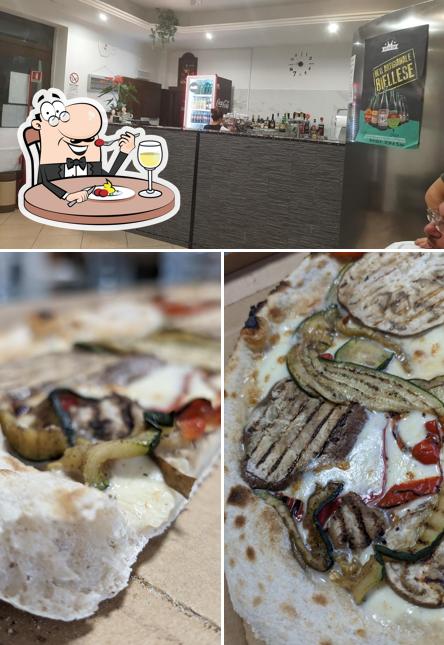 La foto della cibo e interni di Pizza la genuina