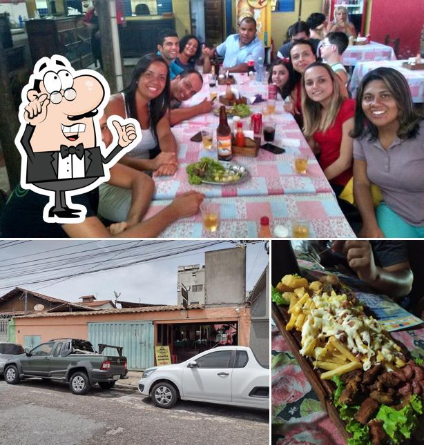Sente em uma das mesas no Restaurante Rocinha