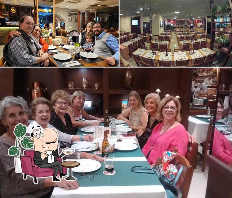 Sente em uma das mesas no Pizzaria Paulino Perdizes