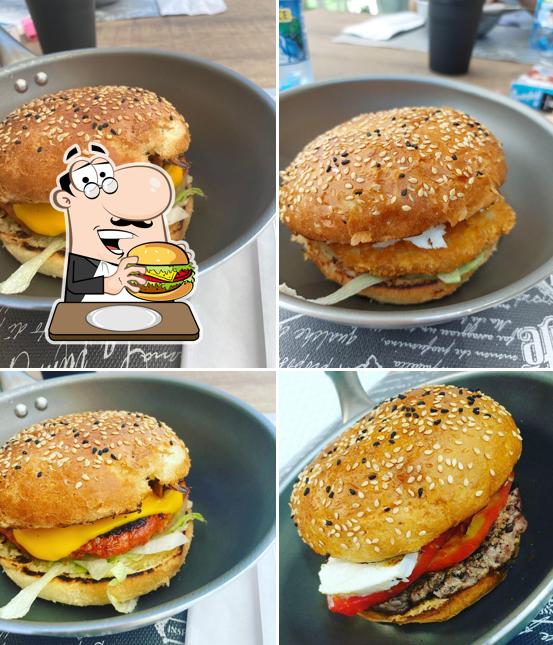 Prenditi un hamburger a Red Lion 2.0 Ristorante