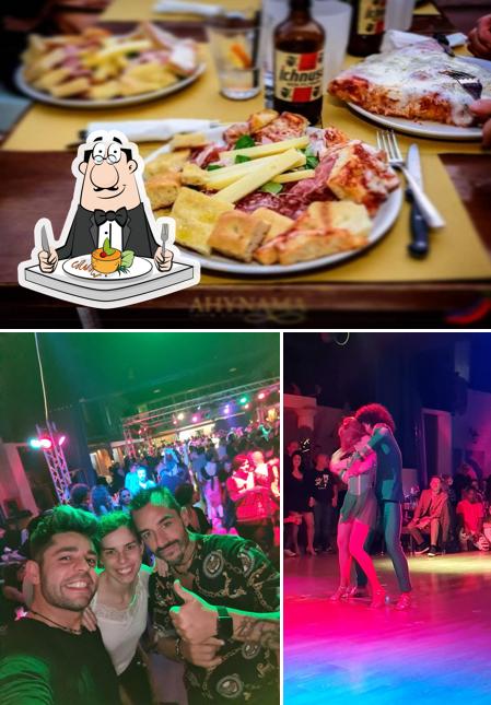 Tra le varie cose da Ahynama Club Latino si possono trovare la cibo e tavolo da pranzo