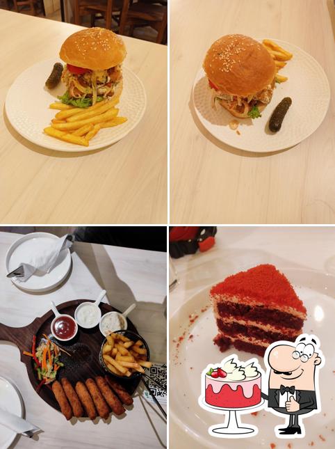 Red velvet cake at Café Sabrosa