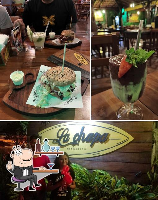 Sente em uma das mesas no Hamburgueria La Chapa House Burgers & shakes