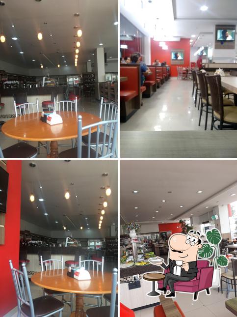 Sente em uma das mesas no Padaria Bawaria