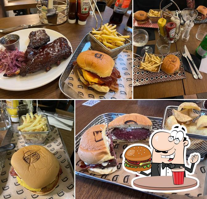 Ordina un hamburger a Don's - Meats & Spirits