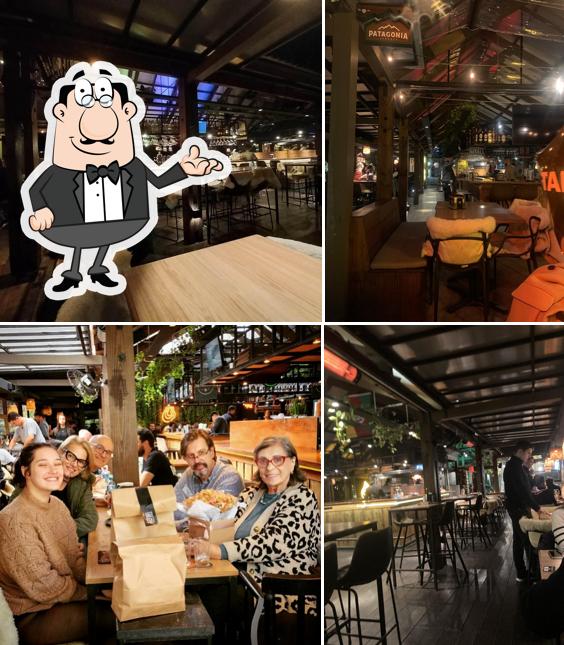 Sente em uma das mesas no Ruta Asado y Bar