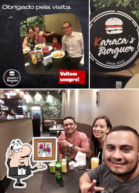 O interior do Karaca's Burguer