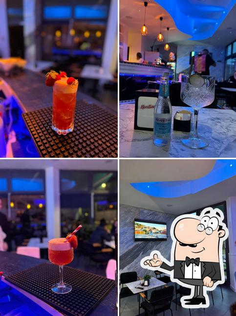Questa è la immagine che presenta la interni e bevanda di lounge bar paradiso