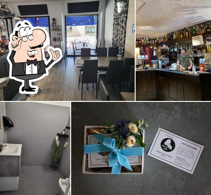 Dai un'occhiata agli interni di Flower's cafè