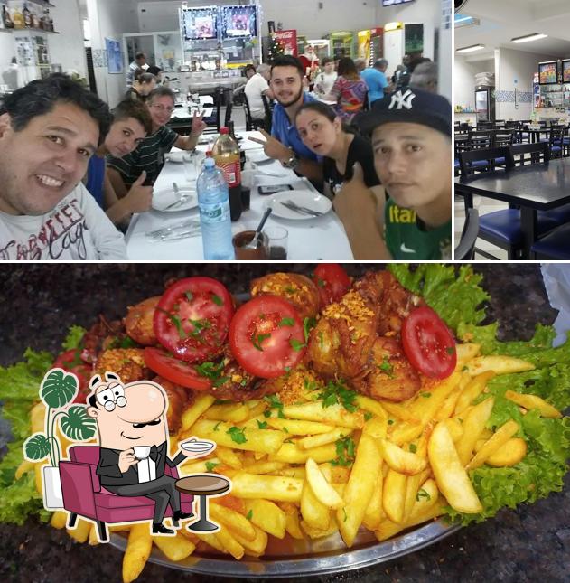A interior e comida do restaurante