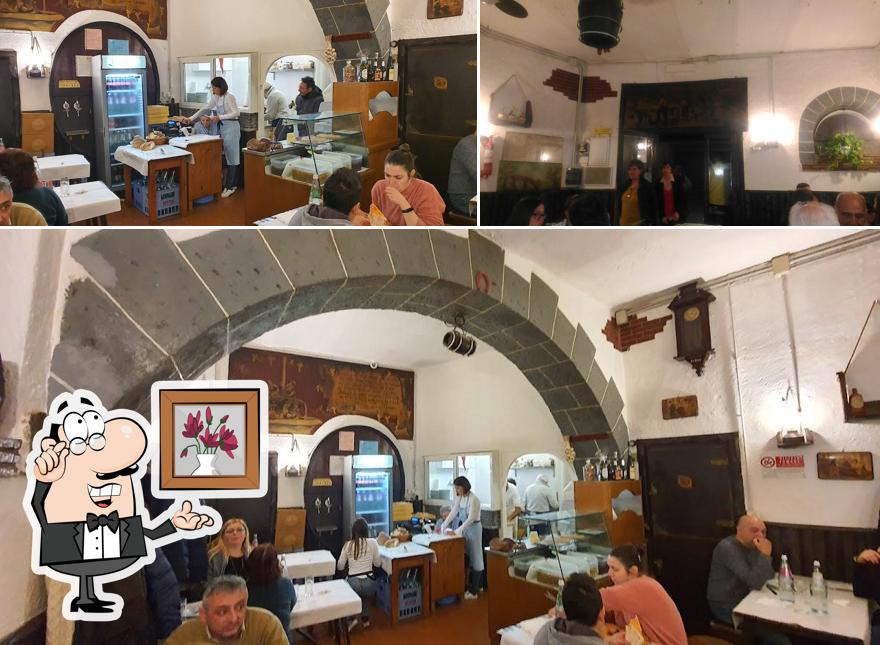 Siediti a un tavolo di Pizzeria La Cantina