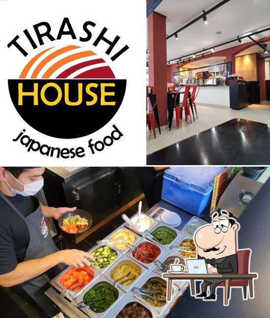 O interior do Tirashi House